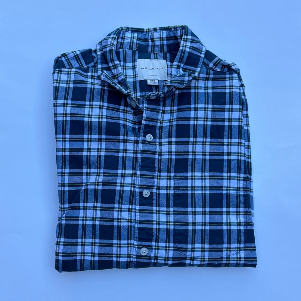 American Eagle Button Down Classic Fit, Size Medium